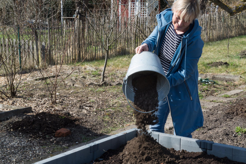 Hochbeet füllen mit Erdhaufen vom Maulwurf