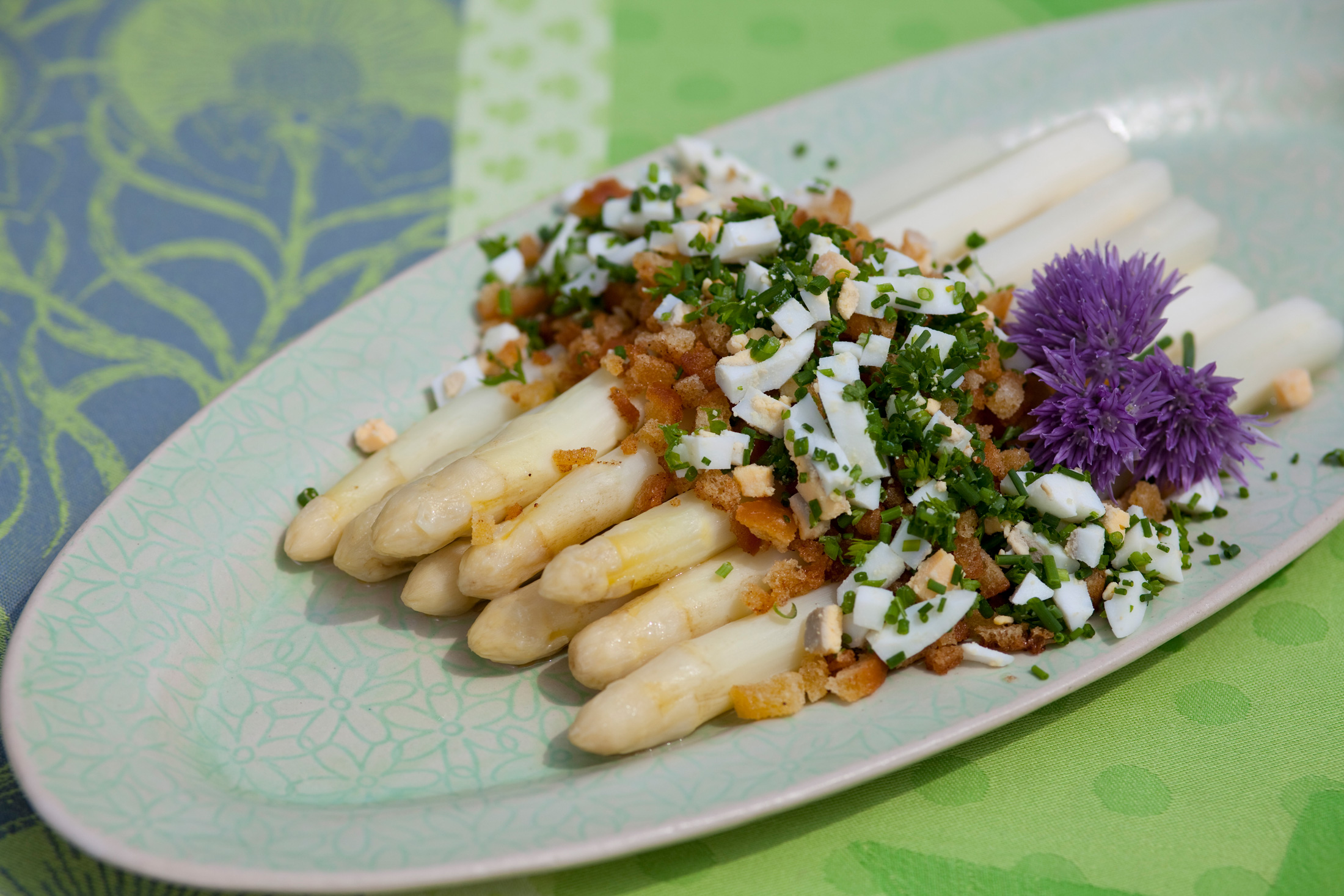 Sonntagsspargel mit Kräuter-Topping