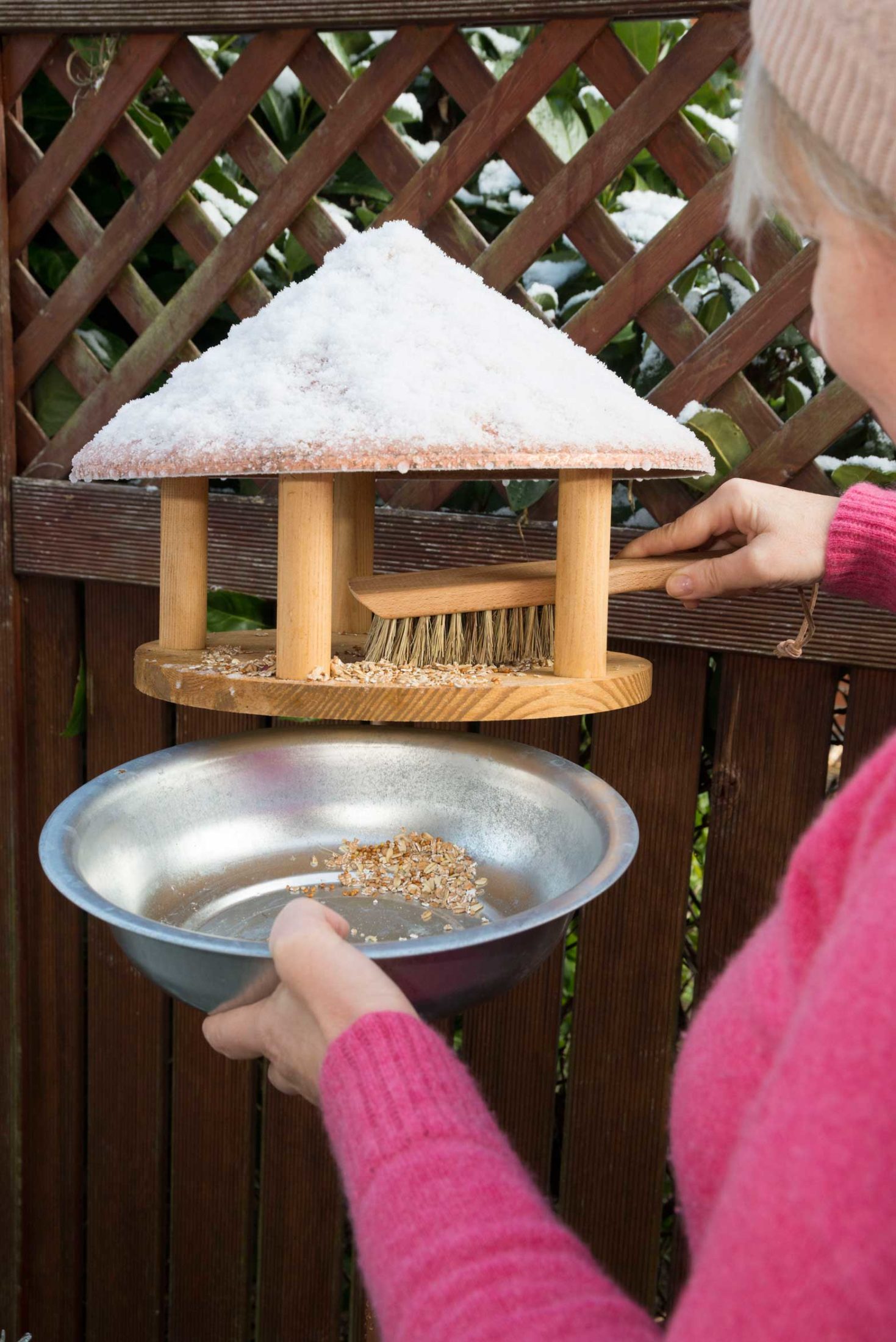Vogelfutterhaus reinigen: Winterfütterung für gesunde Vögel