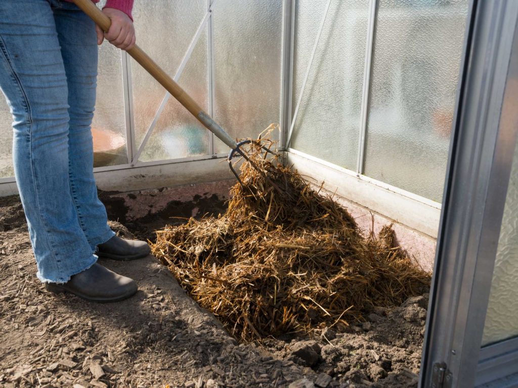 Boden austauschen im Gewächshaus Gern im Garten