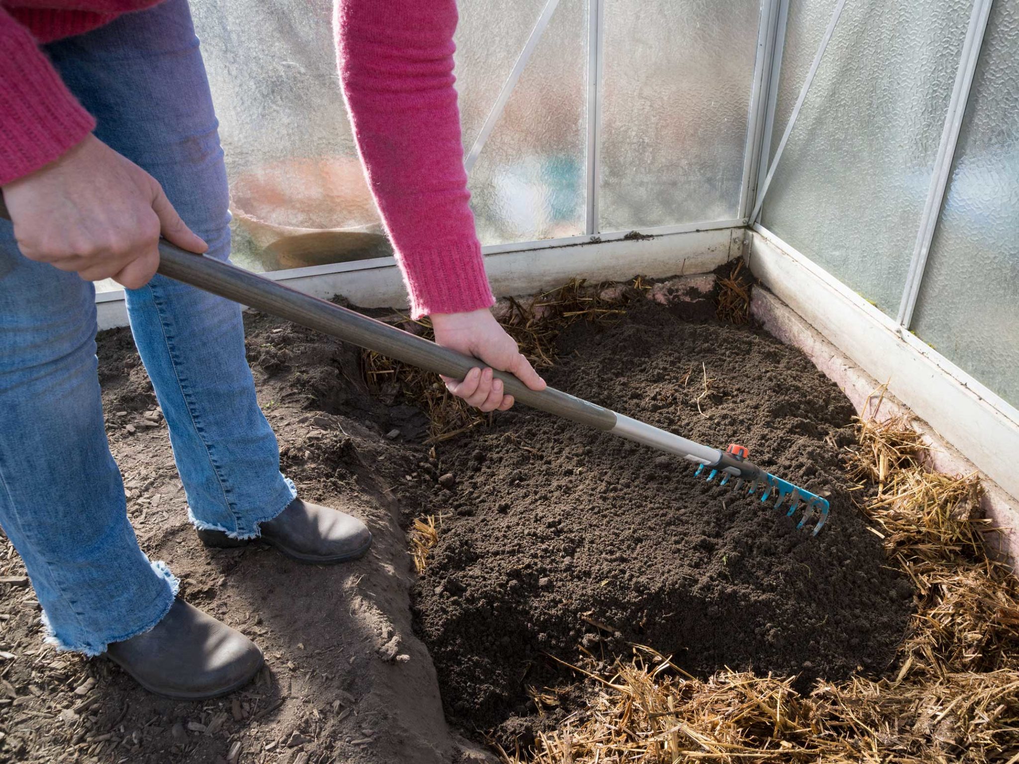 Boden austauschen im Gewächshaus Gern im Garten