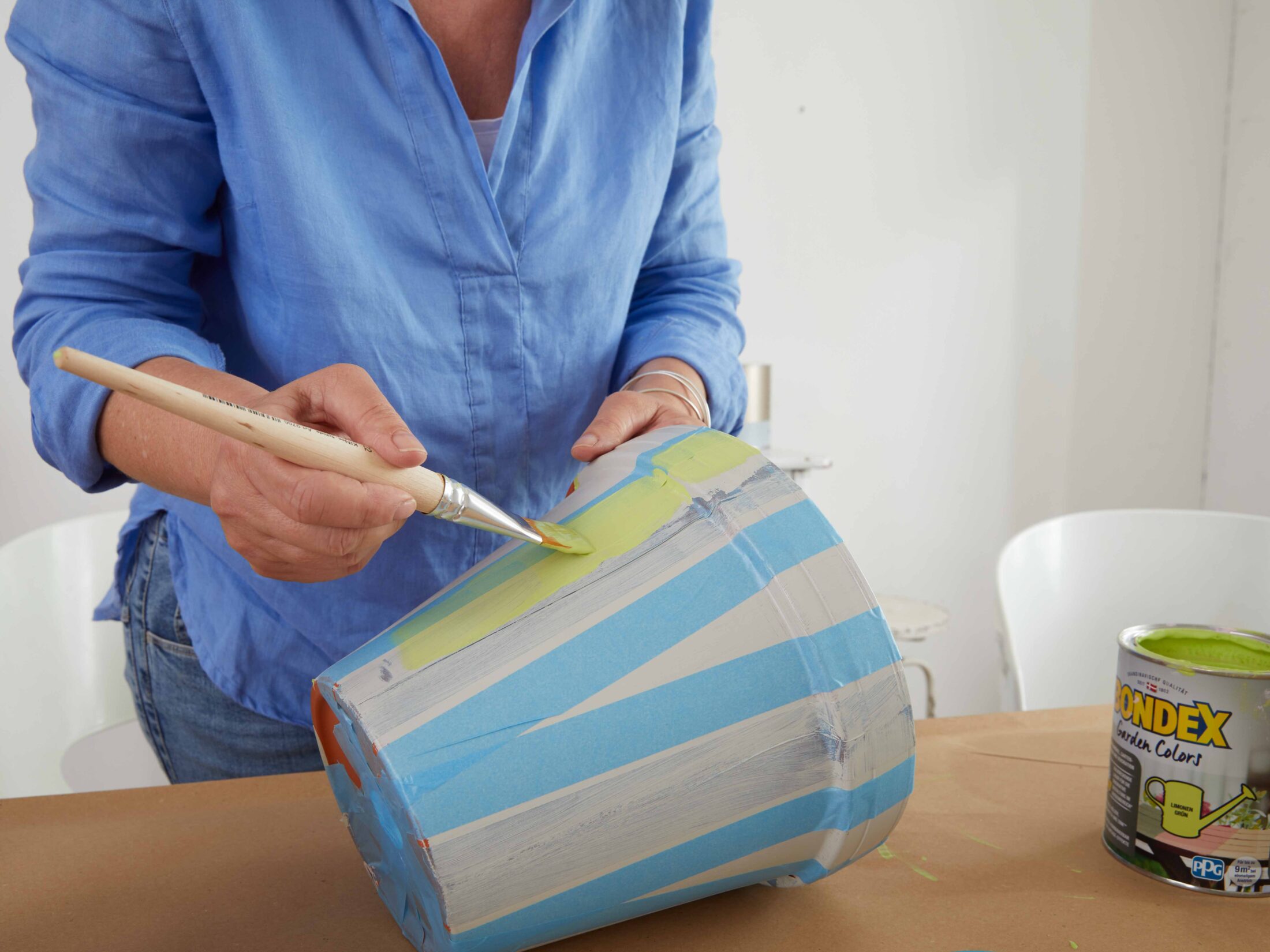 Blumentöpfe mit Acrylfarbe gestalten