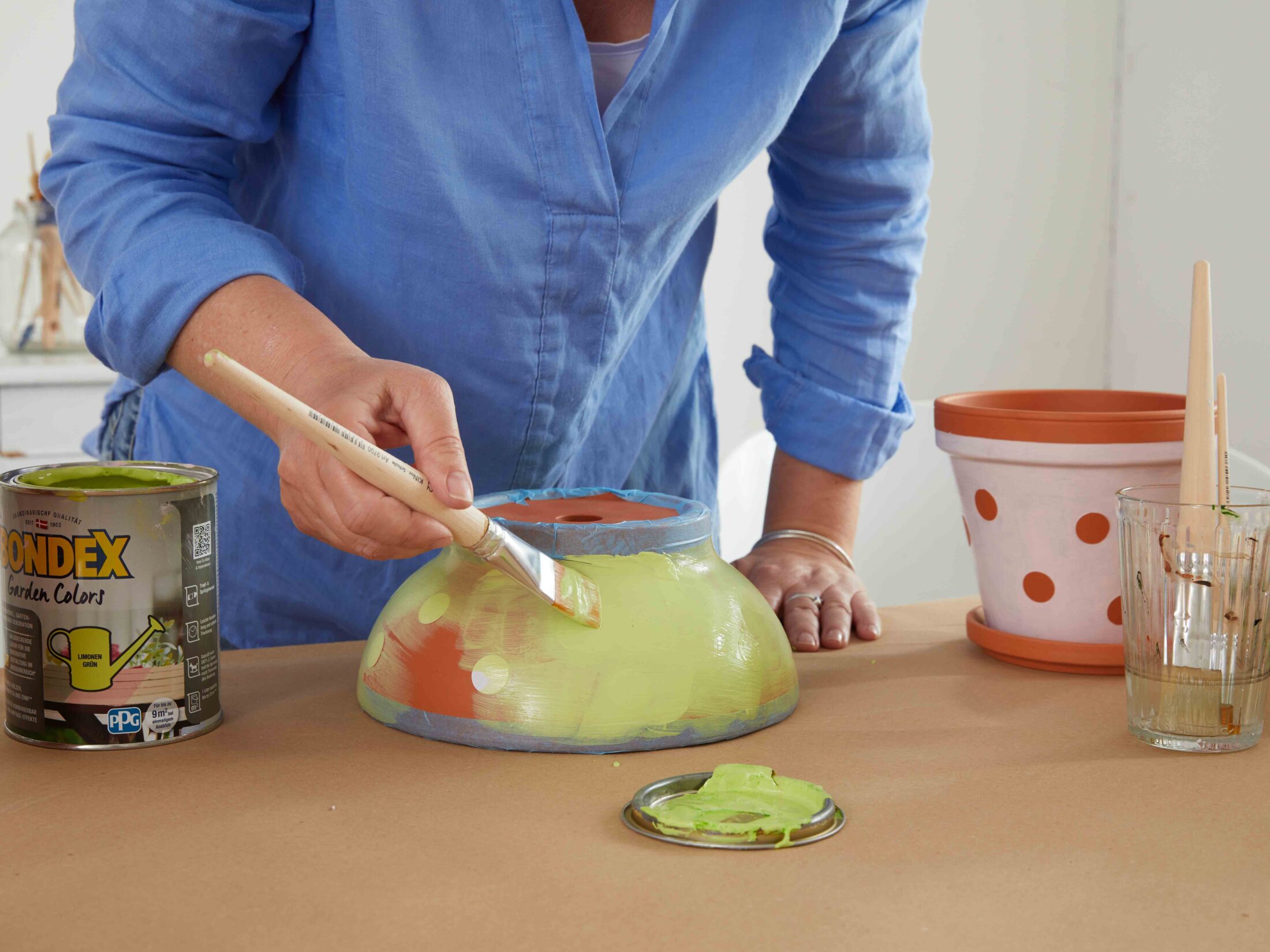 Blumentöpfe mit Acrylfarbe gestalten