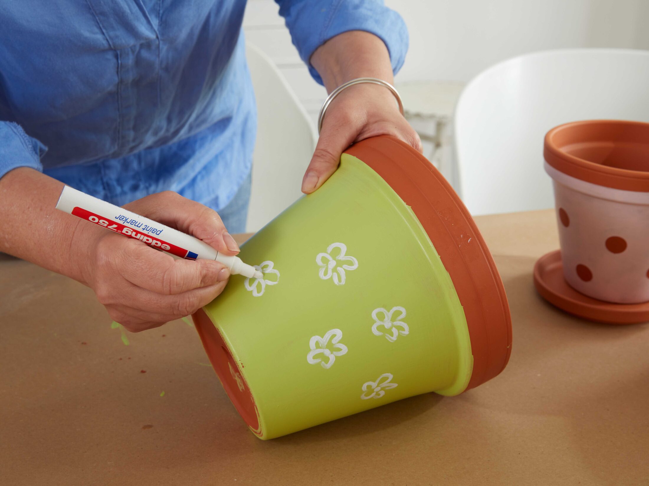 Blumentöpfe mit Acrylfarbe gestalten
